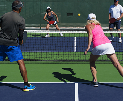 Spaß haben mit Pickleball: Fans jeden Alters sagen, dass Schlägersport gut für Körper und Geist ist